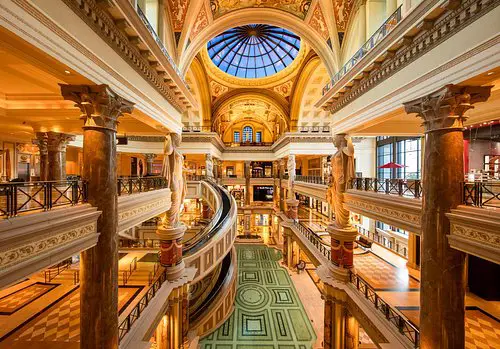 Image of a shopping mall centre in Las Vegas